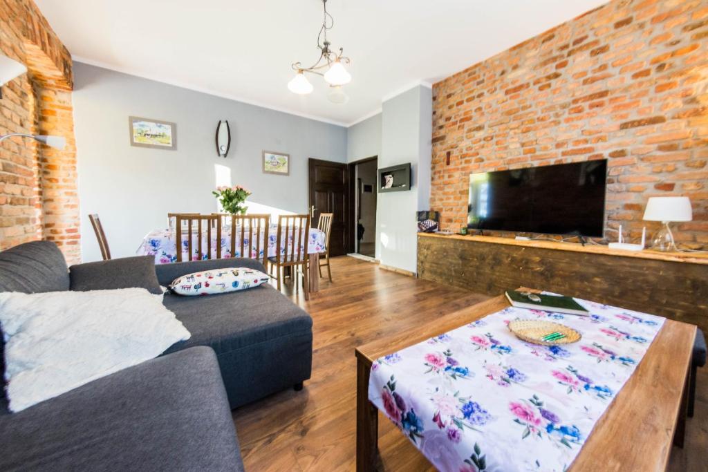 Televízia a/alebo spoločenská miestnosť v ubytovaní Apartamenty Izerskie - ul. Wczasowa 8