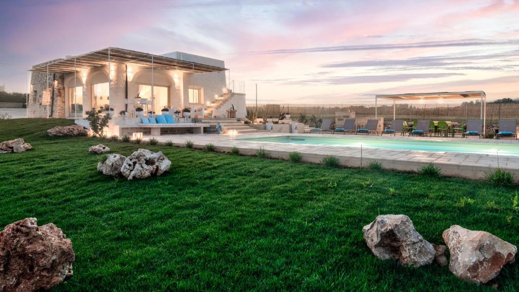 une maison avec une piscine dans l'établissement VILLA GIALONIA 8&2, Emma Villas, à Salve