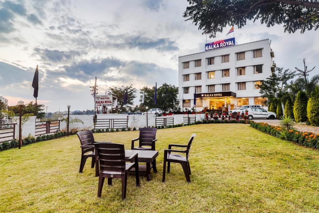 una mesa y sillas frente a un hotel en Hotel Kalka Royal en Katra