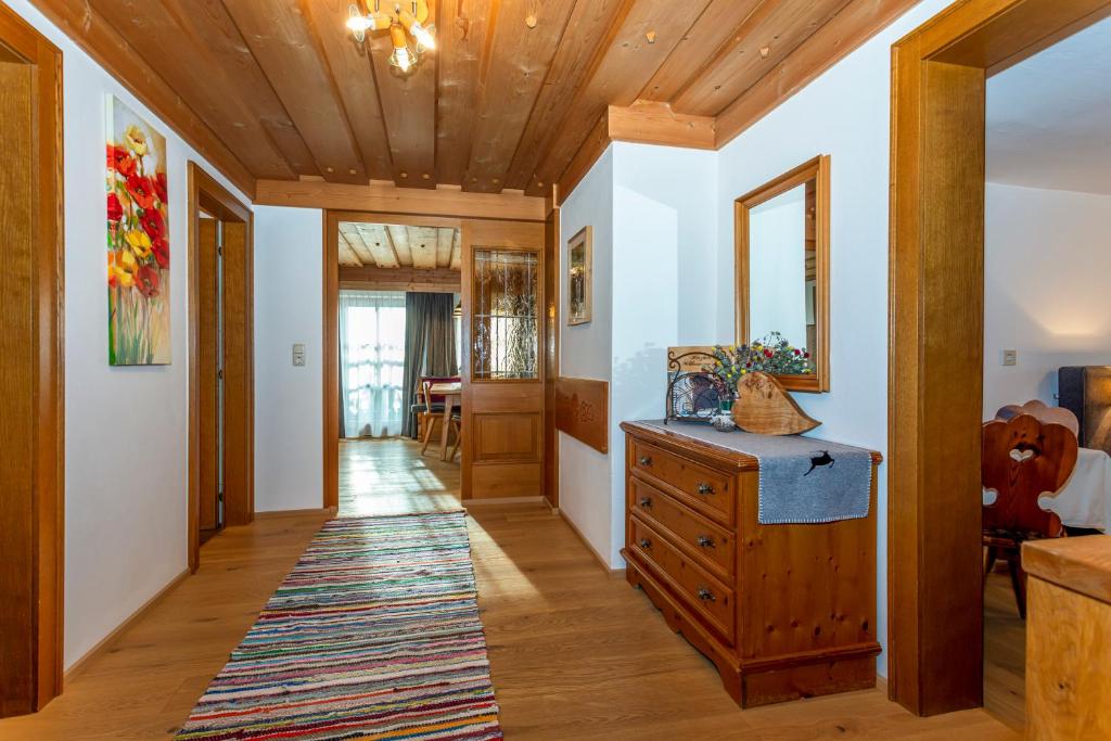 Televízia a/alebo spoločenská miestnosť v ubytovaní Ferienwohnung am Baby & Kinderbauerhof Stefflhof