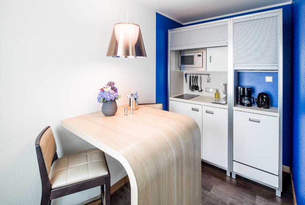 Kuchyň nebo kuchyňský kout v ubytování Hotel Global Inn