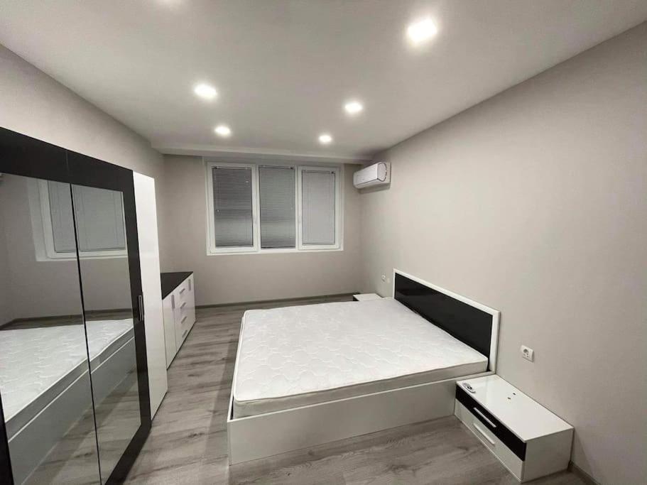 モンタナにあるFamily flat for rentのベッド2台と鏡が備わる客室です。