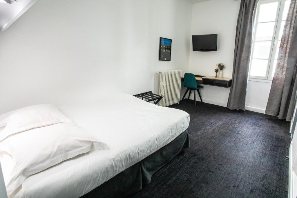 Rúm í herbergi á Hôtel Brasserie du Parc