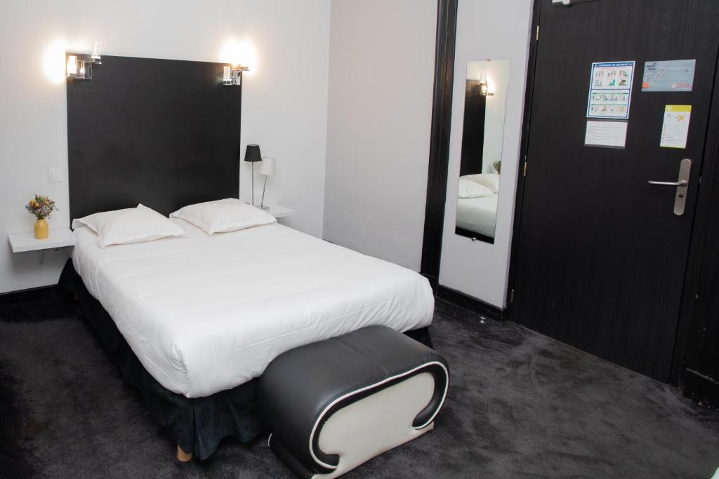 Rúm í herbergi á Hôtel Brasserie du Parc