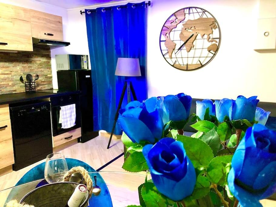 a living room with blue flowers on a table at La marbrière, Parking gratuit, proche centre ville in Sens