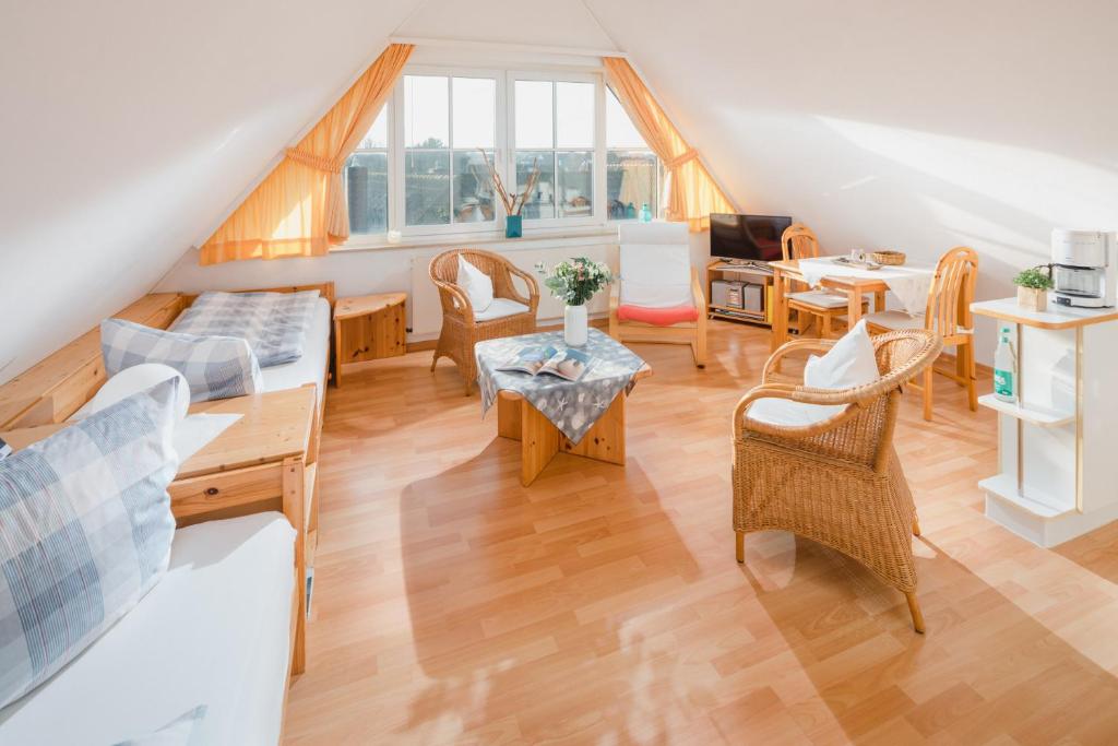ein Wohnzimmer mit einem Sofa und einem Tisch in der Unterkunft Haus Dwarslooper - Wohnung Lüntje in Norderney