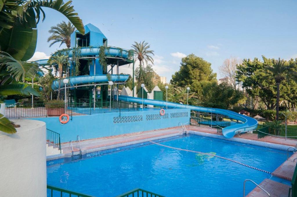 Bazén v ubytování "VIVE BENAL BEACH" con vistas al mar y parque acuático 4506 nebo v jeho okolí