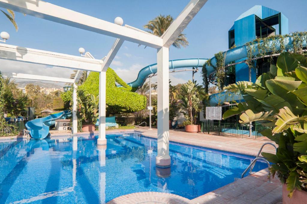 Bazén v ubytování "VIVE BENAL BEACH" con vistas al mar y parque acuático 4506 nebo v jeho okolí