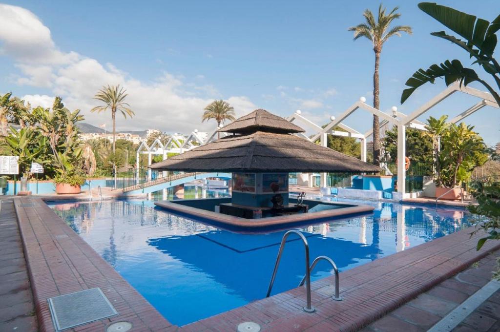 Bazén v ubytování "VIVE BENAL BEACH" con vistas al mar y parque acuático 4506 nebo v jeho okolí