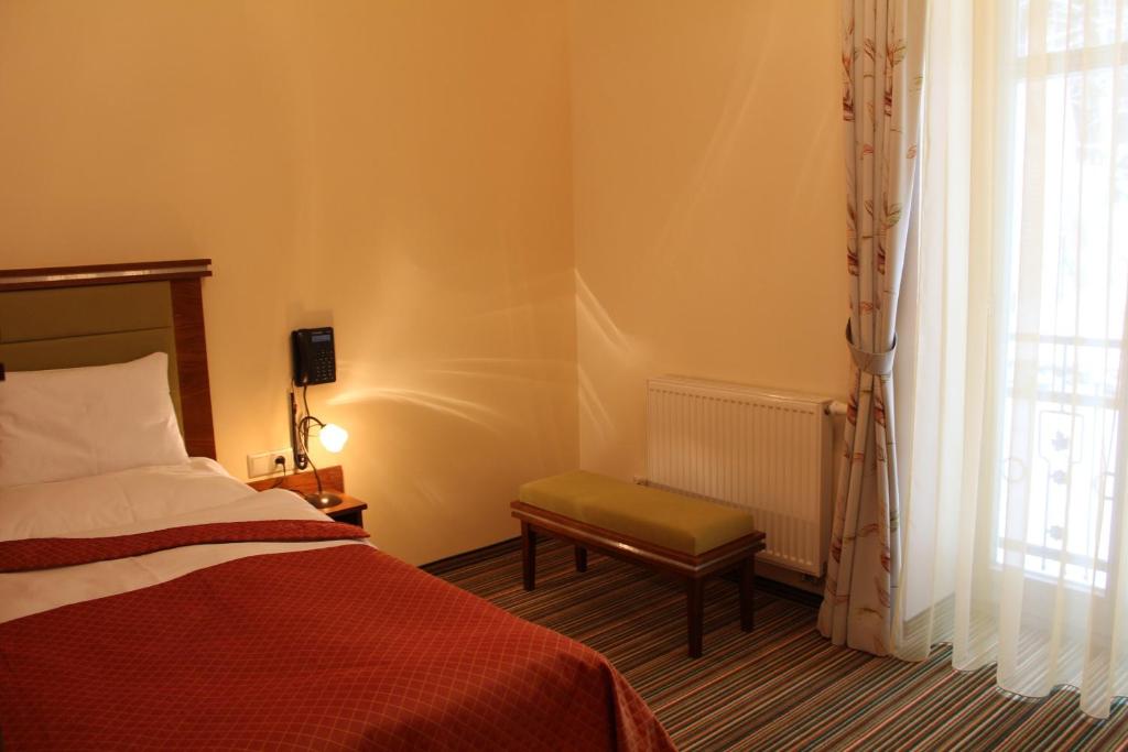 Łóżko lub łóżka w pokoju w obiekcie Parkhotel Forest