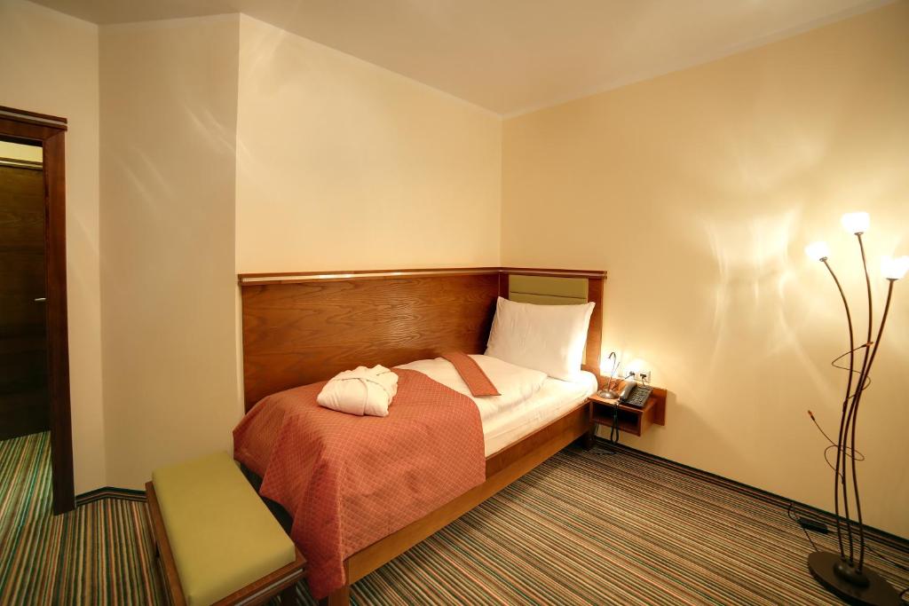 Łóżko lub łóżka w pokoju w obiekcie Parkhotel Forest