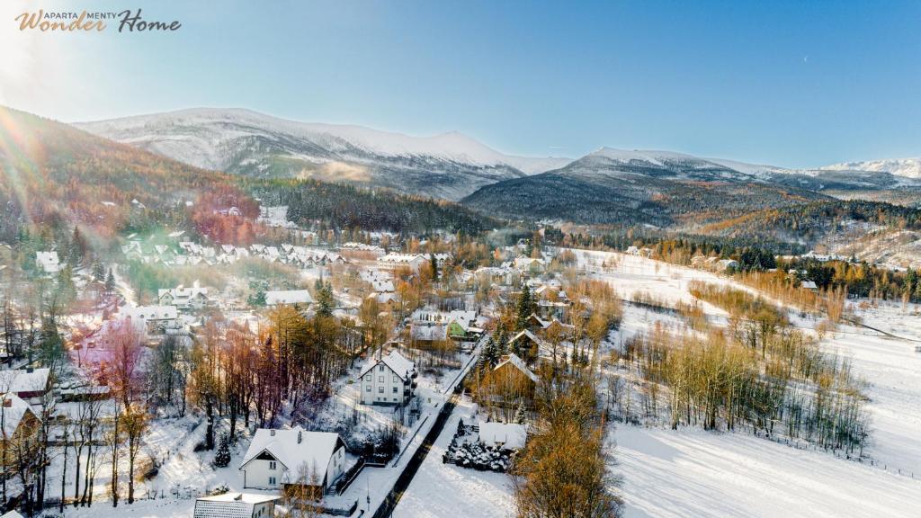 een luchtzicht op een stad in de sneeuw bij Wonder Home - Apartament z garażem, ogródkiem, miejscem na grilla i widokiem na Karkonosze in Karpacz