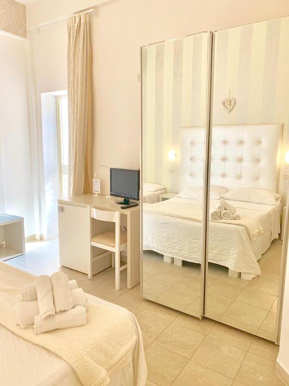 A bed or beds in a room at Hotel Baby B&B
