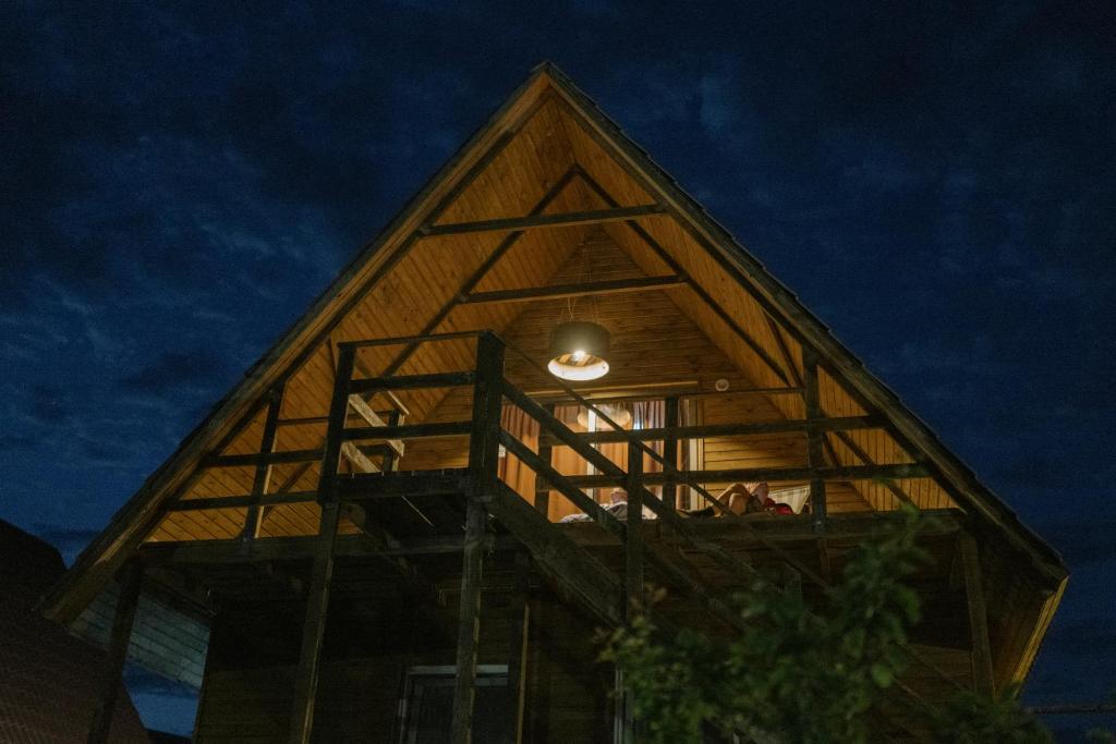 una casa del árbol construida en el cielo por la noche en Armenian Camp, en Artanish