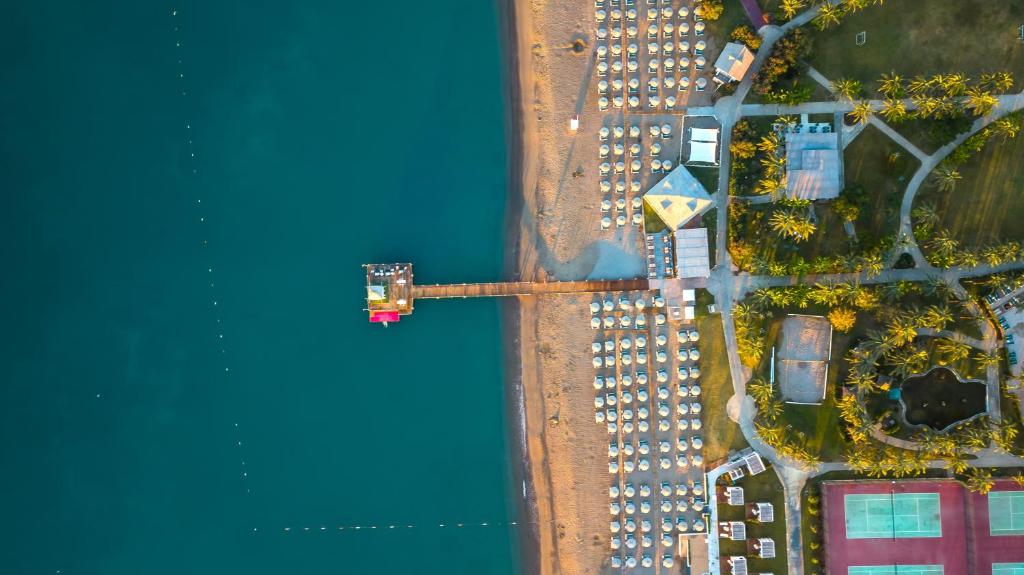 een luchtzicht op een pier boven het water bij IC Hotels Green Palace - Kids Concept in Lara