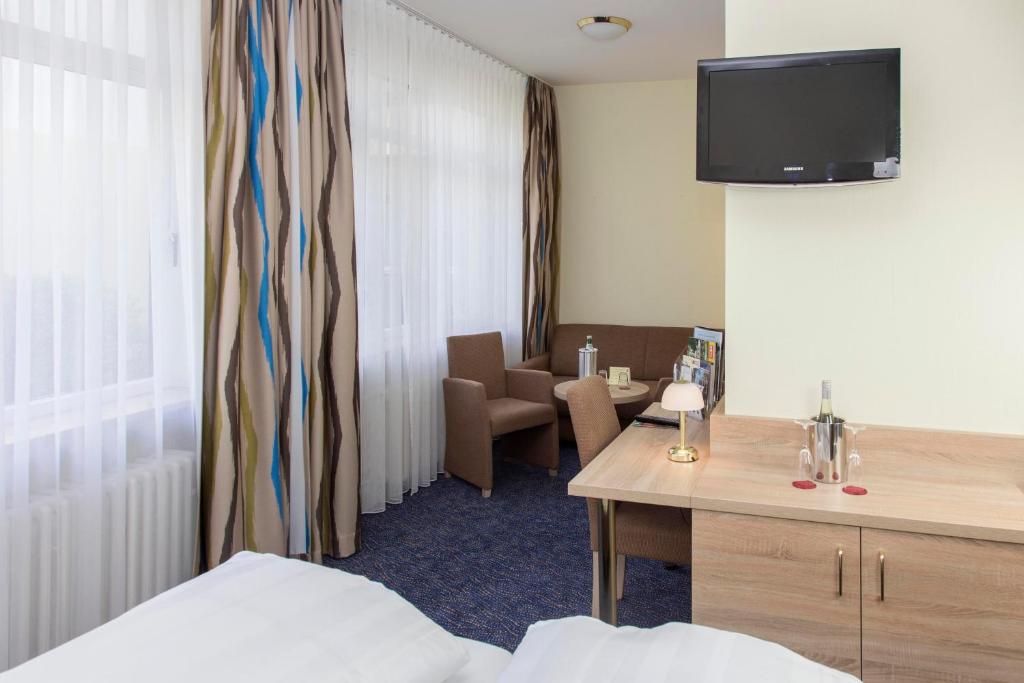 TV a/nebo společenská místnost v ubytování Seehotel Grunewald