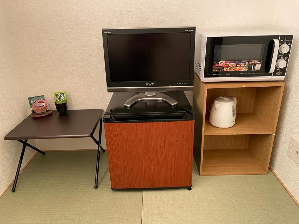 東京にあるBessalov Home Japanese style roomのテレビ(デスク、電子レンジ付)