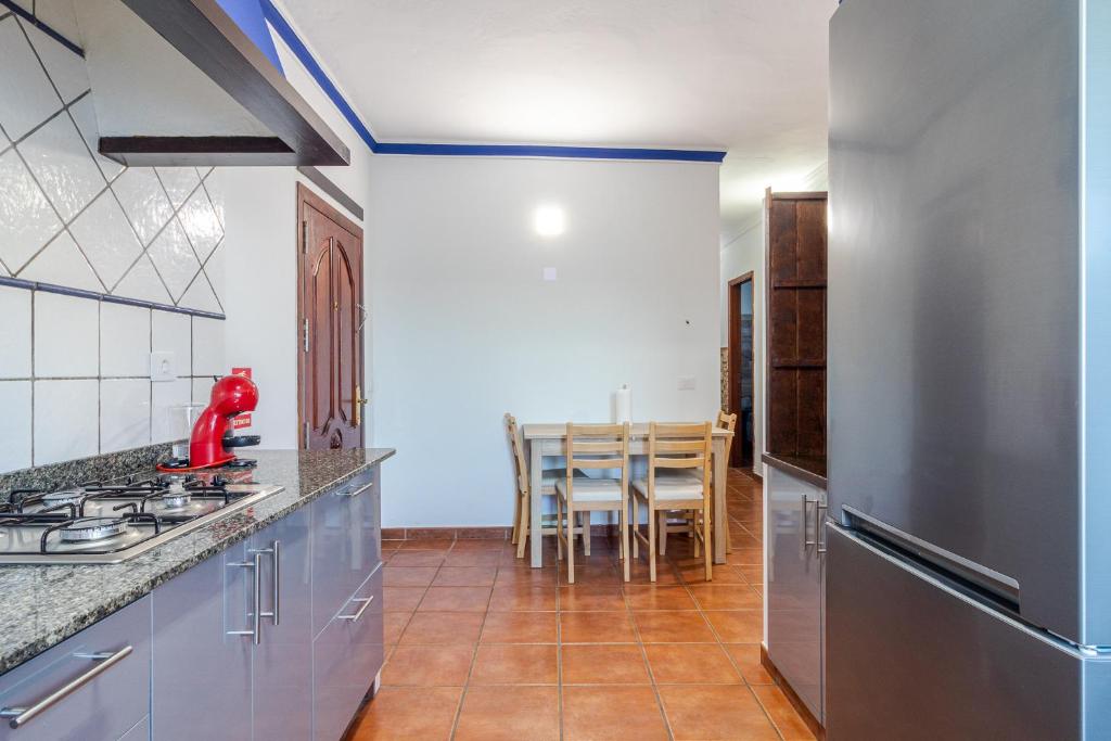 Kuchyňa alebo kuchynka v ubytovaní Flatguest Faro de Sardina - 3 Bed - Coast - WIFI