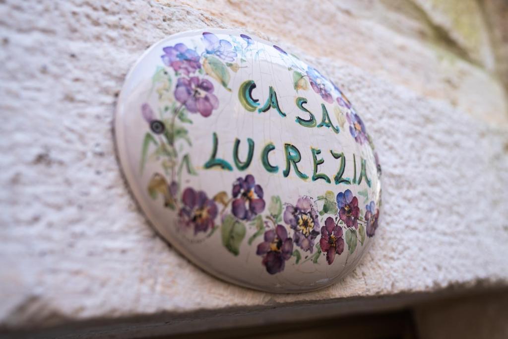 Un botón en una pared con flores. en Casa Lucrezia, en Ostuni