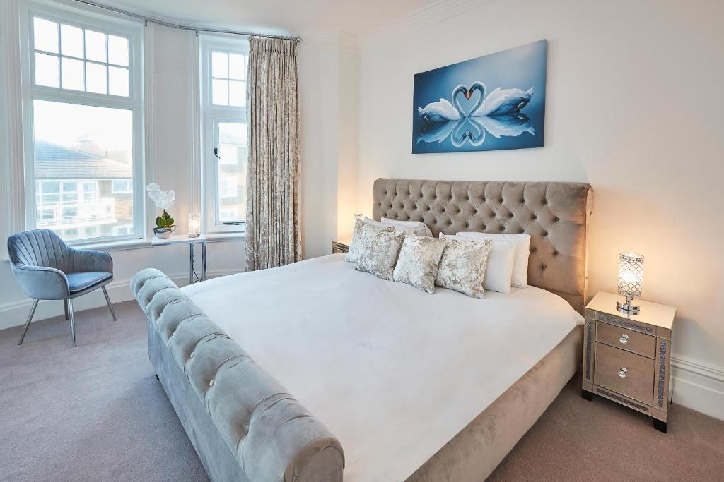 Кровать или кровати в номере Host & Stay - Captain's Deck Seafront Apartment