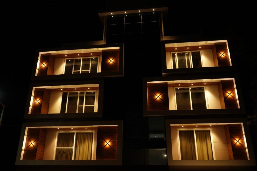 grupa budynków oświetlona w nocy w obiekcie Sitara grand w mieście Shirdi