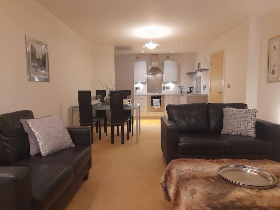 ein Wohnzimmer mit einem Sofa und einem Esszimmer in der Unterkunft Centrally situated 1 bedroom apartment! in Birmingham