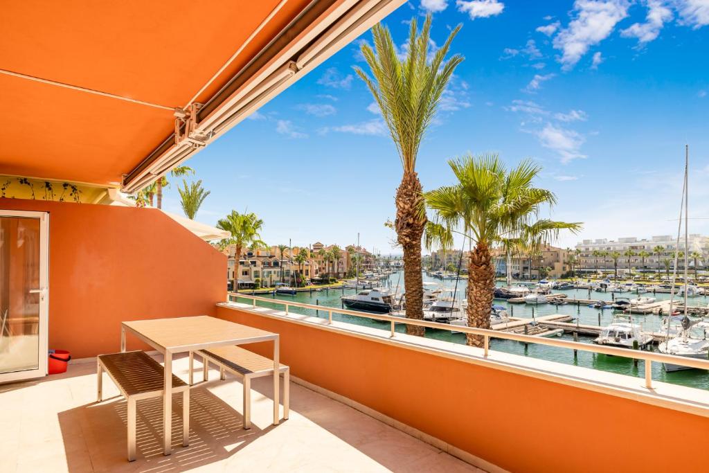 ソトグランデにあるLuxury Penhouse, Sotogrande Marina - Located in an exclusive island of the Marinaのマリーナの景色を望むバルコニー(テーブル付)