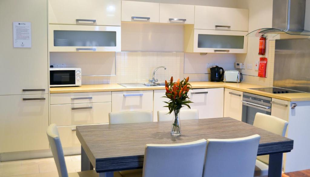 Kuchyň nebo kuchyňský kout v ubytování Carrick Plaza Suites and Apartments