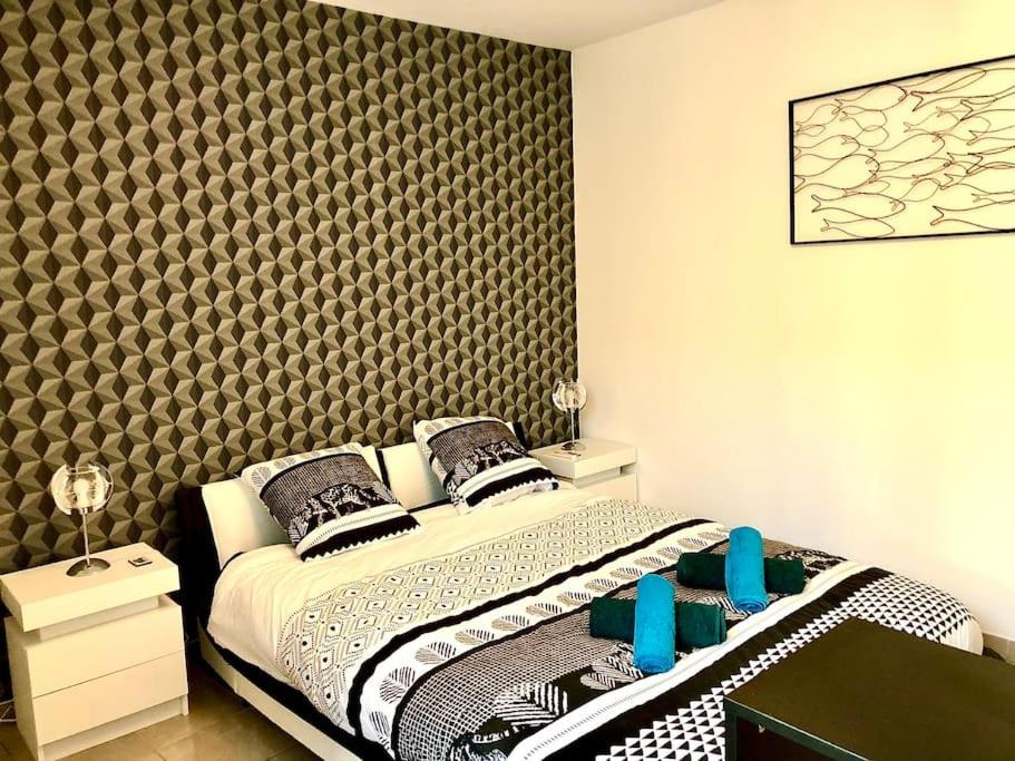 Cama ou camas em um quarto em Le Black and Wood, proche centre, parking gratuit.