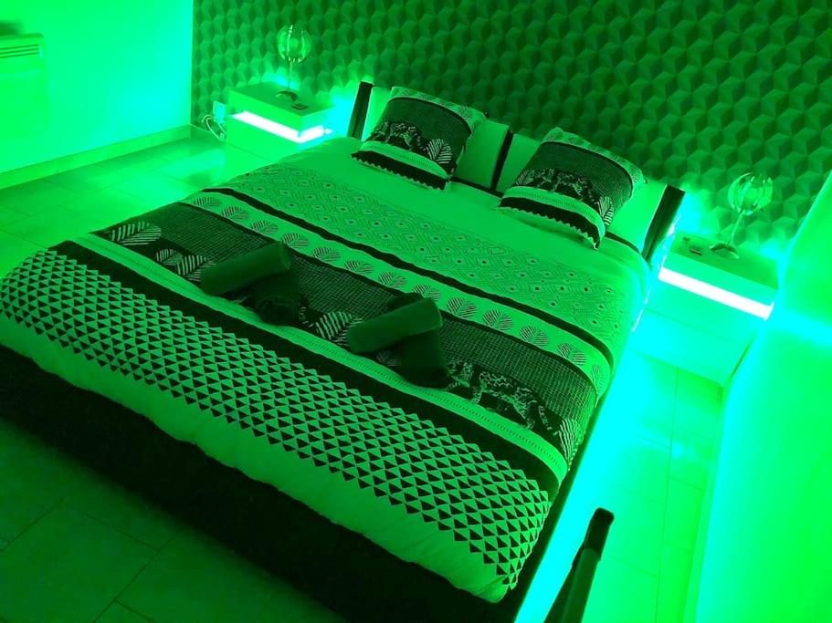 Cama ou camas em um quarto em Le Black and Wood, proche centre, parking gratuit.