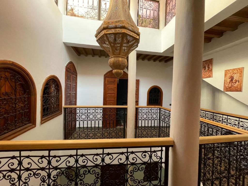 een trap in een huis met een balkon bij Riad ouhmidi in Marrakesh