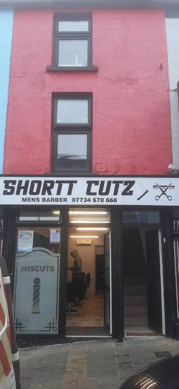 un edificio con un cartel para una tienda de ropa en Scotch Street, en Dungannon