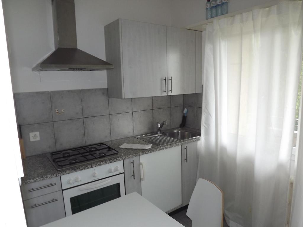 Una cocina o cocineta en Swiss Star Basel Schweizergasse - Self Check-In