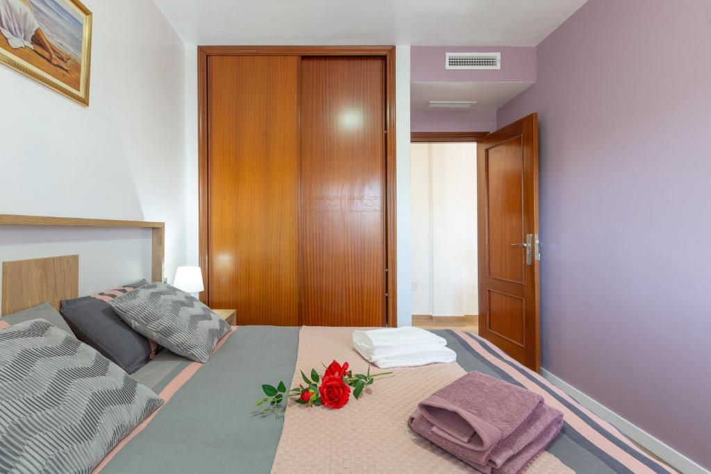 A bed or beds in a room at Palma de Mallorca 12