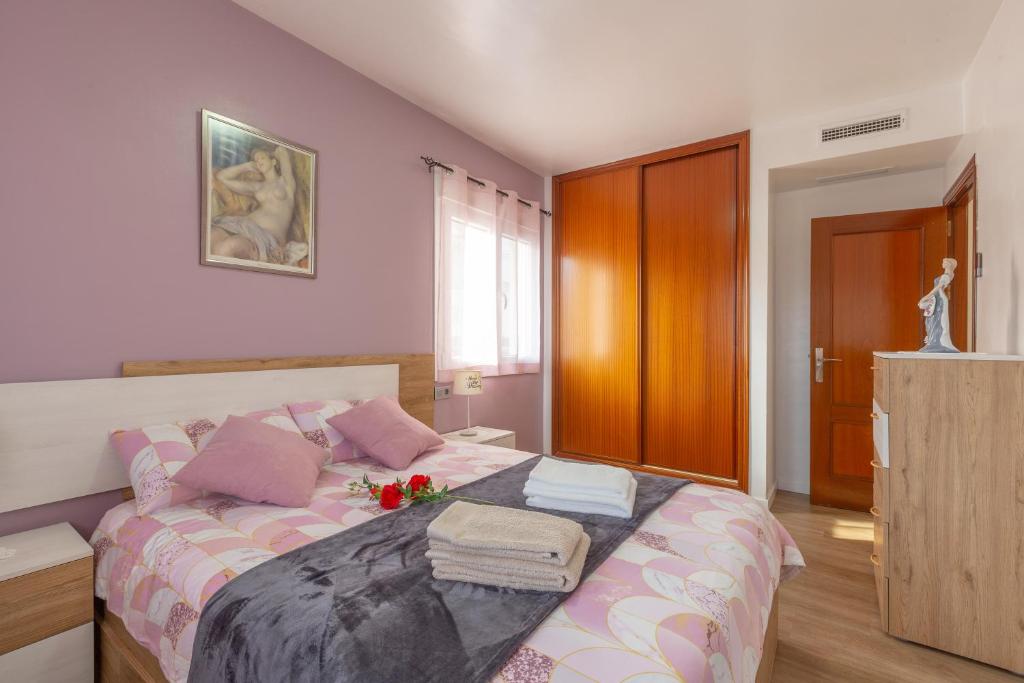 A bed or beds in a room at Palma de Mallorca 12
