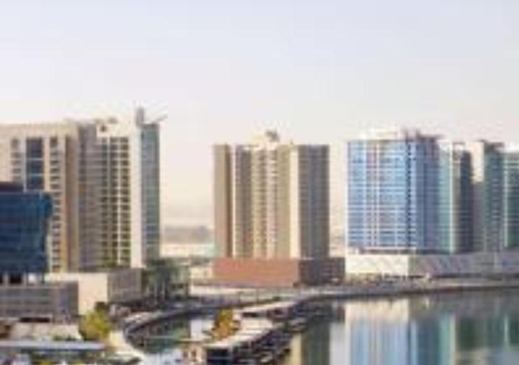 Nespecifikovaný výhled na destinaci Dubaj nebo výhled na město při pohledu z hotelu
