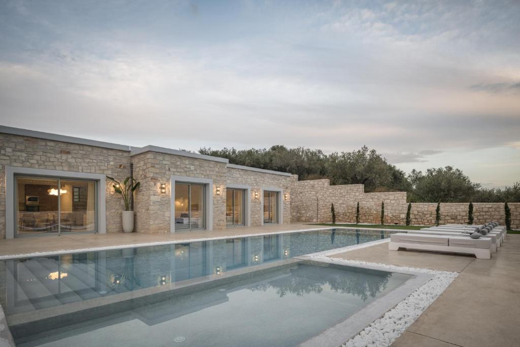 Bazén v ubytovaní Ayali Villa II, a divine luxury homestay, By ThinkVilla alebo v jeho blízkosti