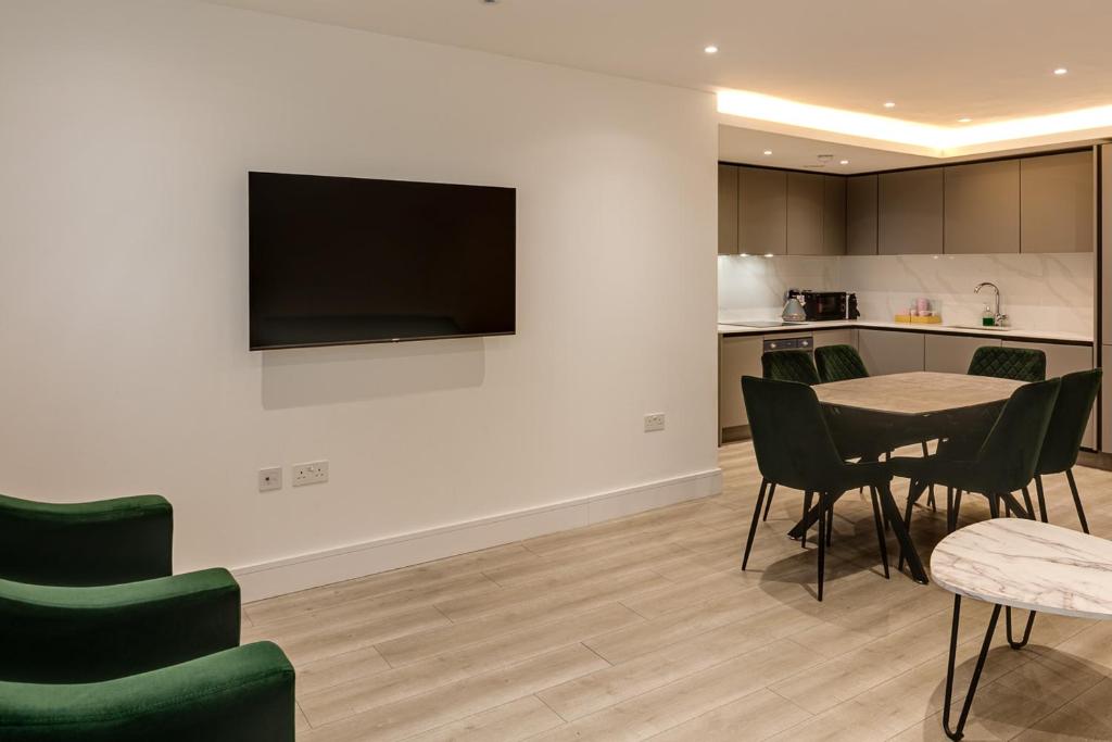 Charles Hope London Brentford - Three Bedroom Apartment - Balcony