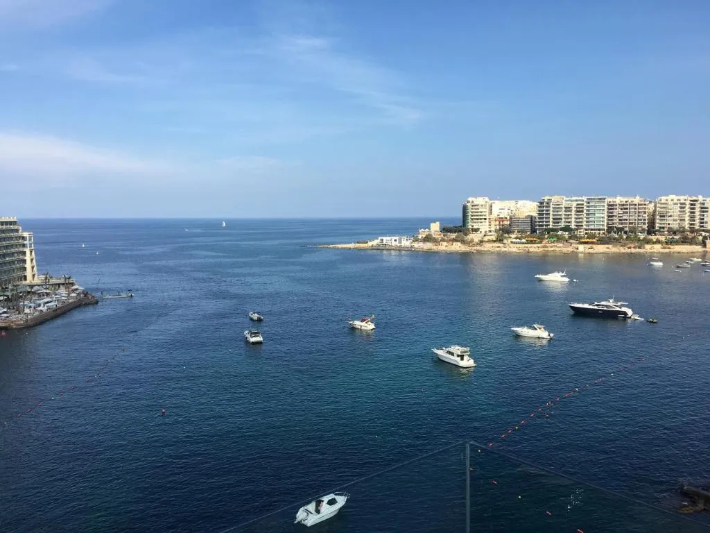 Seafront Penthouse Triplex- Roof Terrace & Hot Tub