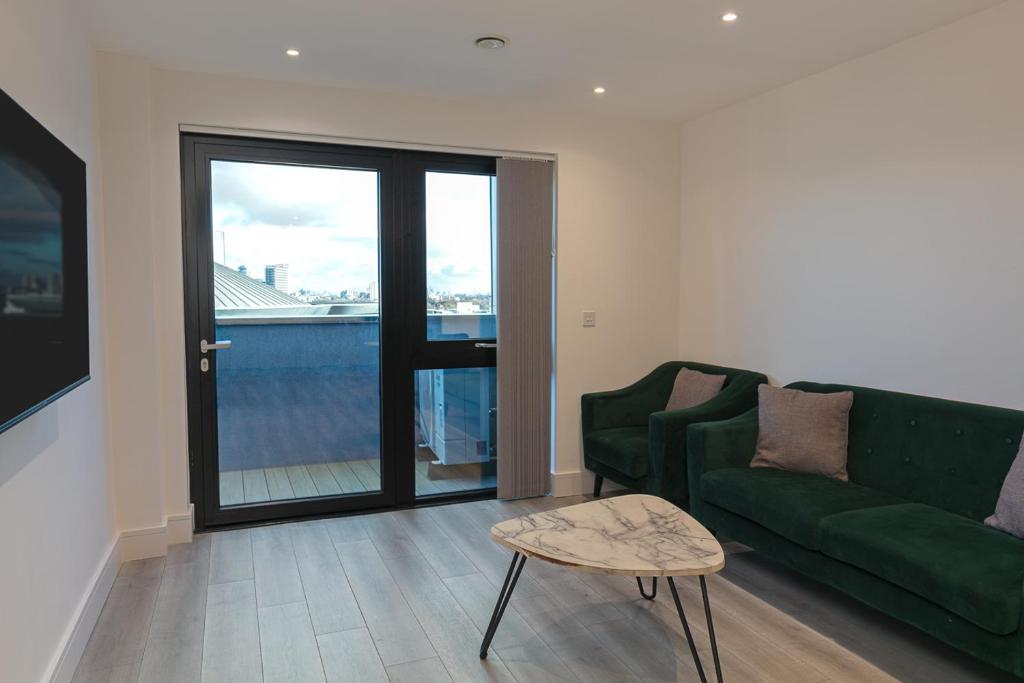 Charles Hope London Brentford - Superior Two Bedroom Apartment - Balcony
