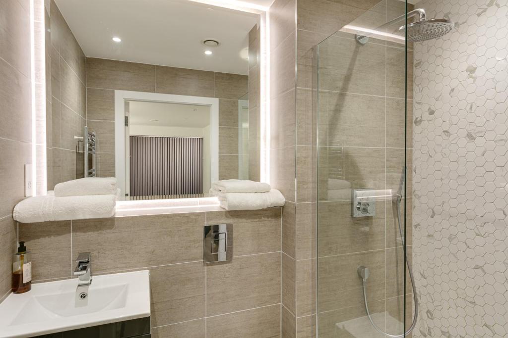 Charles Hope London Brentford - Superior Two Bedroom Apartment