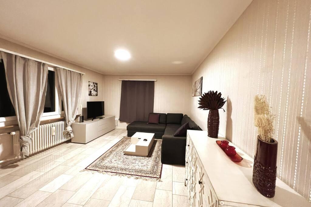 - un salon avec un canapé et une télévision dans l'établissement Specious 5.5 rooms garden house @ Wallisellen, à Wallisellen