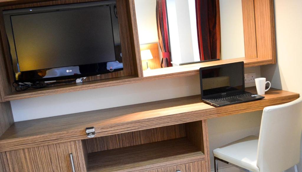 TV a/nebo společenská místnost v ubytování Carrick Plaza Suites and Apartments