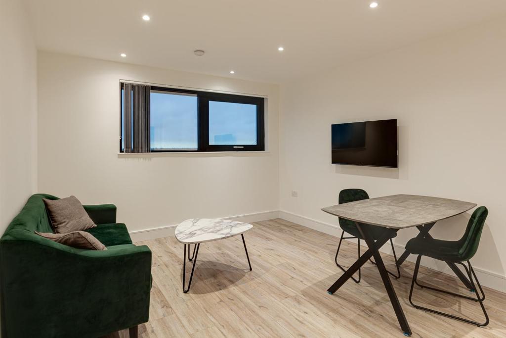 Charles Hope London Brentford - One Bedroom Apartment - Balcony