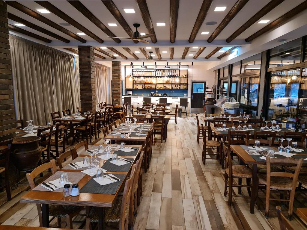 Restaurace v ubytování Perneia Rooms