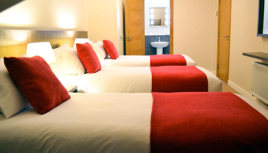 Postel nebo postele na pokoji v ubytování Carrick Plaza Suites and Apartments