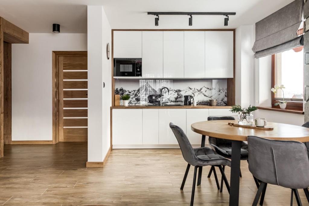 Kuchyňa alebo kuchynka v ubytovaní Apartamenty Górskie Zacisze
