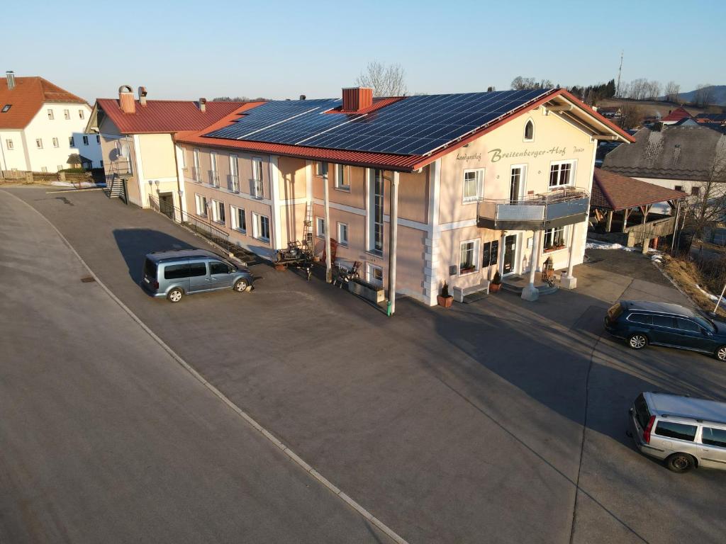 uma vista aérea de uma casa com painéis solares em Breitenberger Hof "inklusive Frühstück" em Breitenberg
