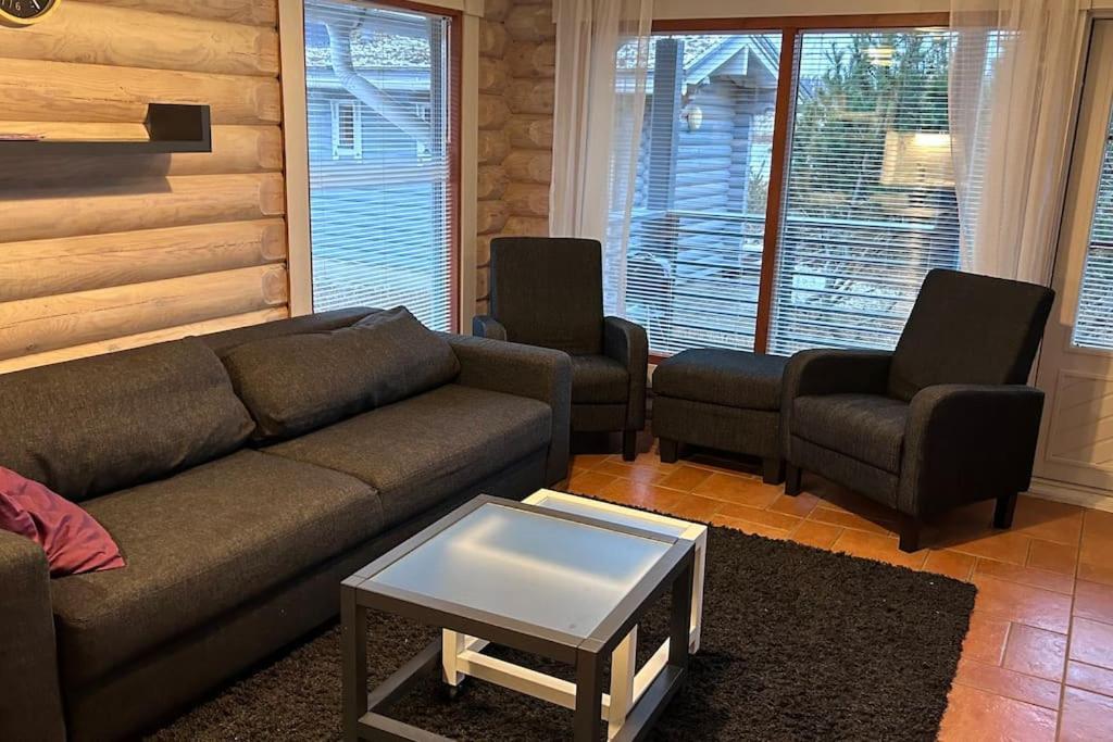 Posezení v ubytování Laakson Helmi 2 ,separate sauna, fireplace, lake