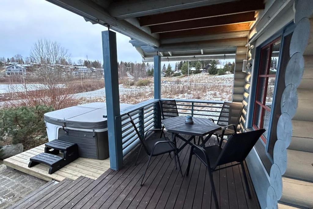 Balkón nebo terasa v ubytování Laakson Helmi 2 ,separate sauna, fireplace, lake
